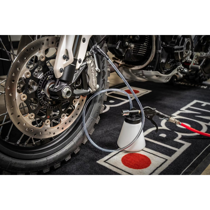 Purge de freins en atelier Bikebusters à Marseille